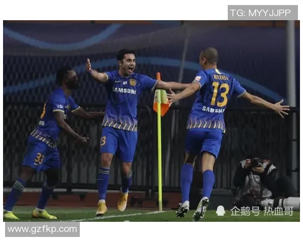 独家画面 外援雨中苦练展现拼搏精神感人至深